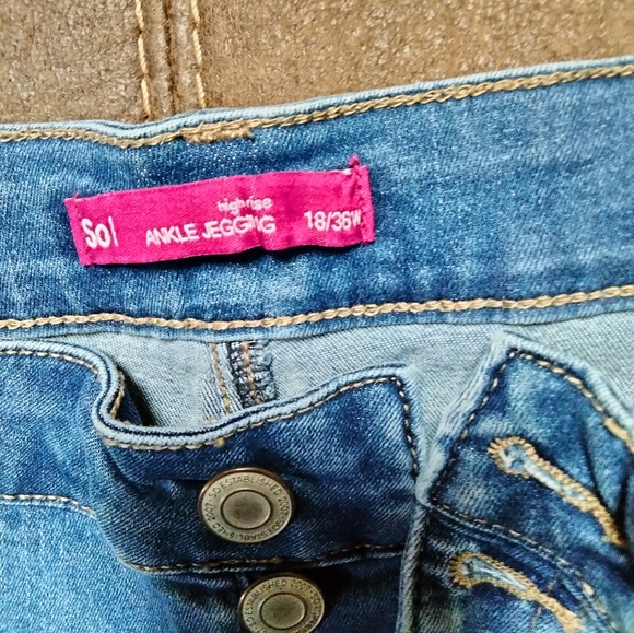 Distressed Jeans - Picture 3 of 4